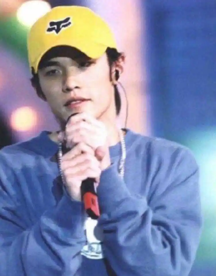 一起找回那个曾经的周董↓周杰伦出道已经整整20年,他也从一个青涩不