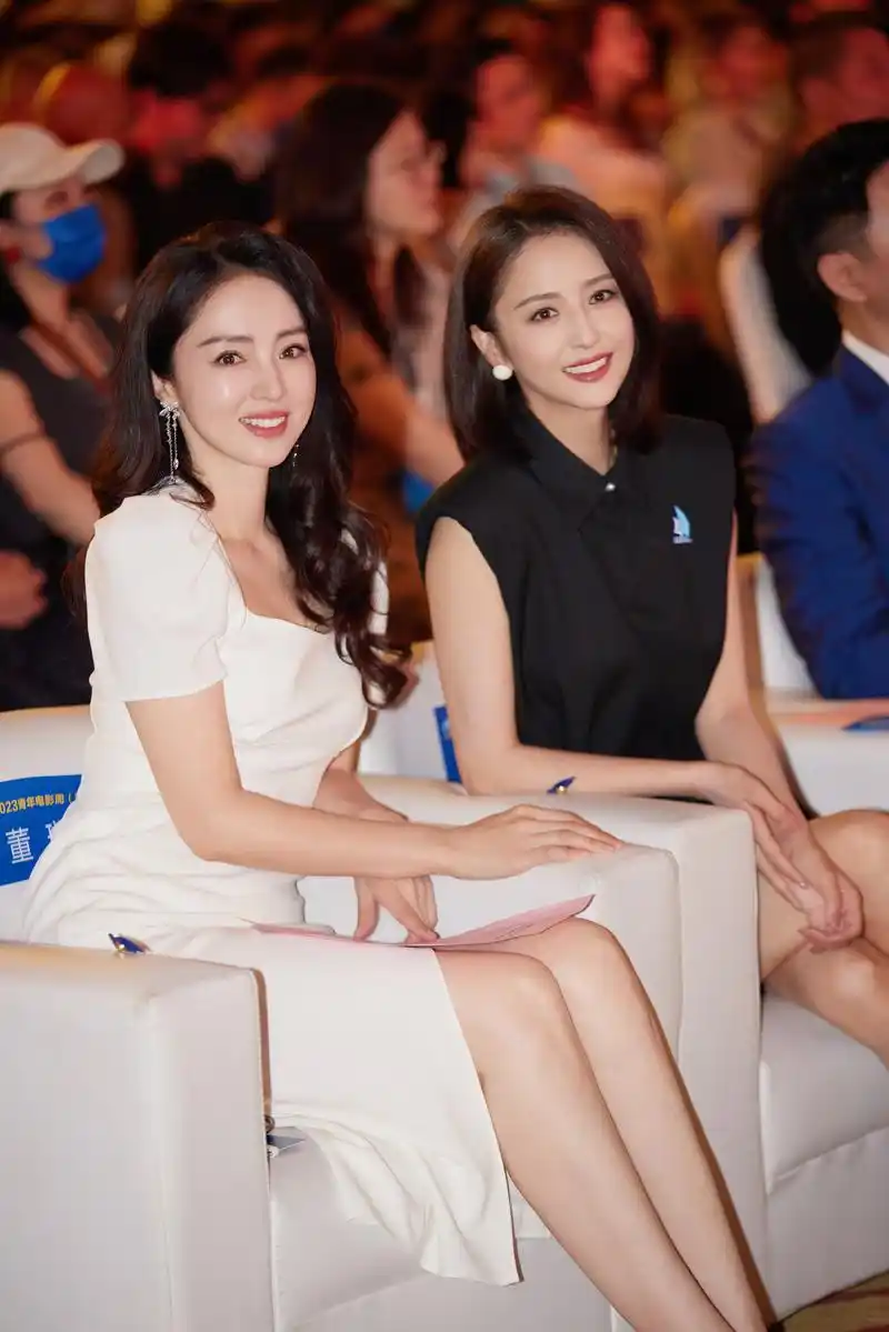 佟丽娅晒与董璇的最新合影,长相酷似的娱乐圈姐妹花再同框