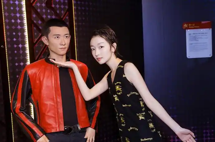 周冬雨为蜡像揭幕调侃张一山身高并霸气回怼