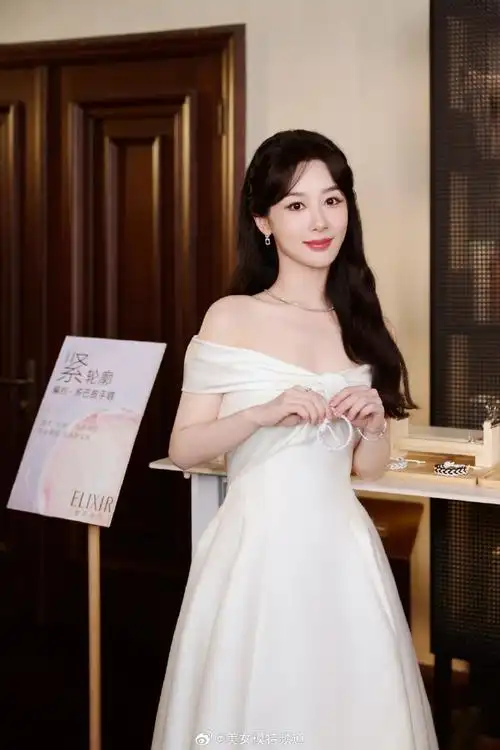 杨紫白色礼服裙