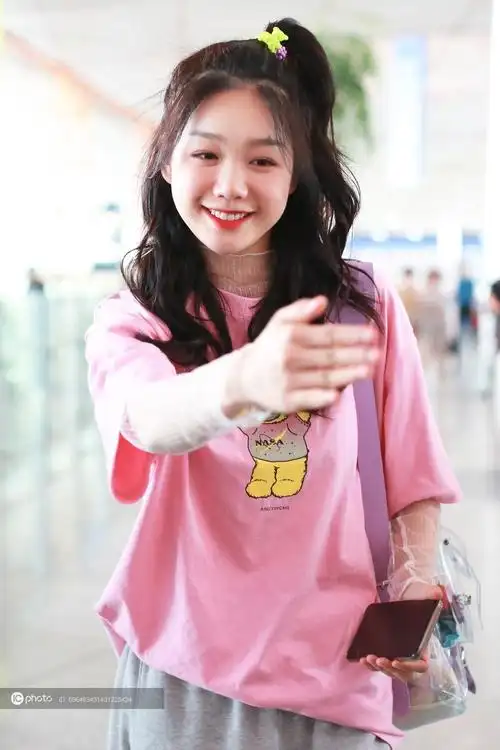 火箭少女101徐梦洁现身机场现场维护秩序开怀大笑是小太阳