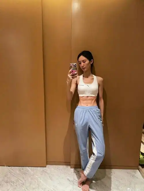 晨姐的八块腹肌我馋了哇r哇r哇r