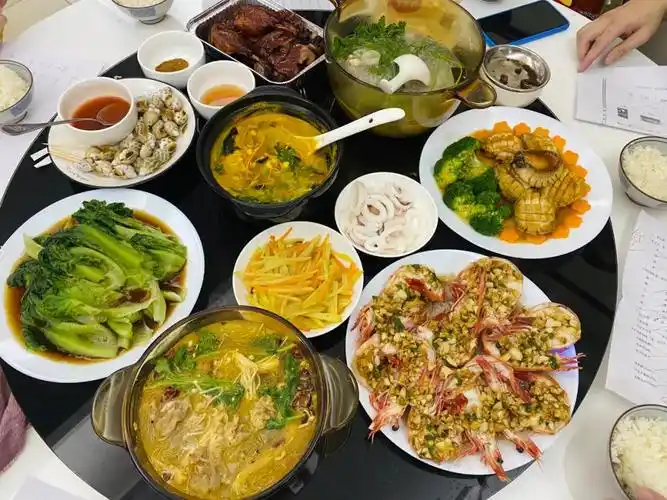 一家人丰盛的晚餐