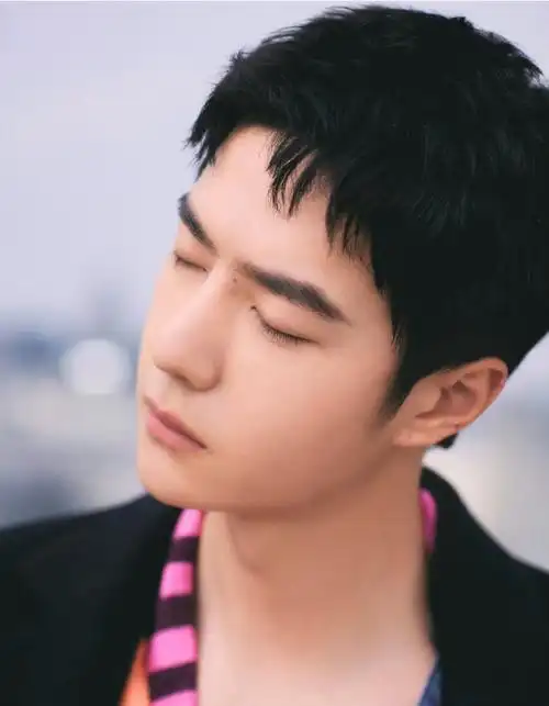 王一博看秀库存  藏在在胶片里的帅哥,王一博侧颜杀@uniq-王一博