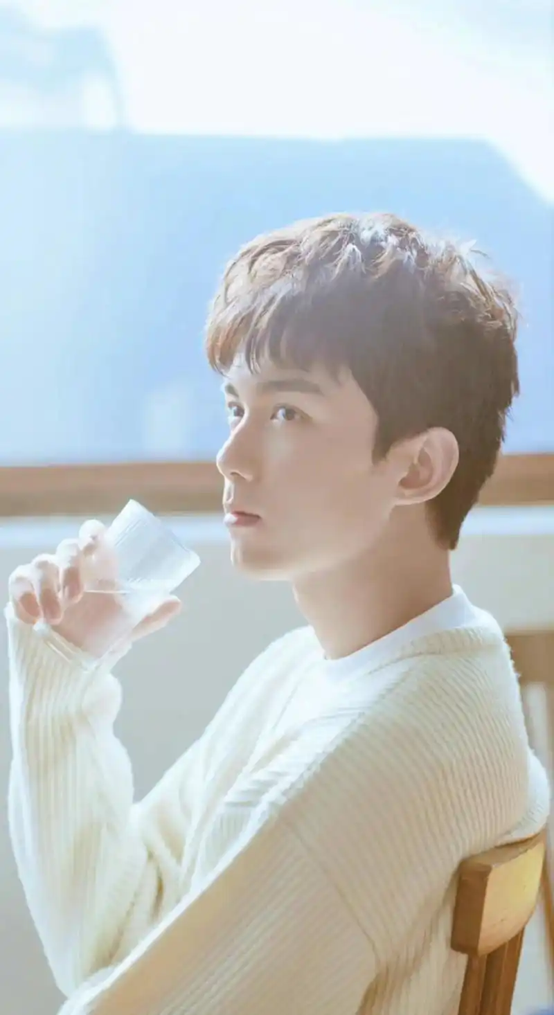 吴磊壁纸    最近在追星汉灿烂的举个爪爪 - 抖音