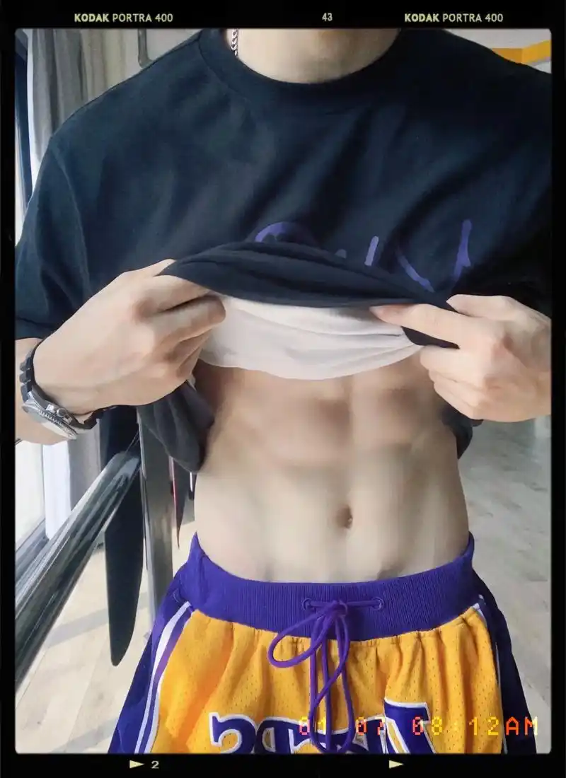 逛吃,逛吃.#腹肌人鱼线 #腹肌男友 #健身 #体育生日常 - 抖音