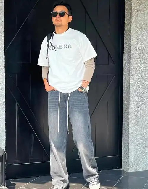 四五十岁男人,夏天穿t恤尽量别配"短裤,紧身裤",油腻很土气