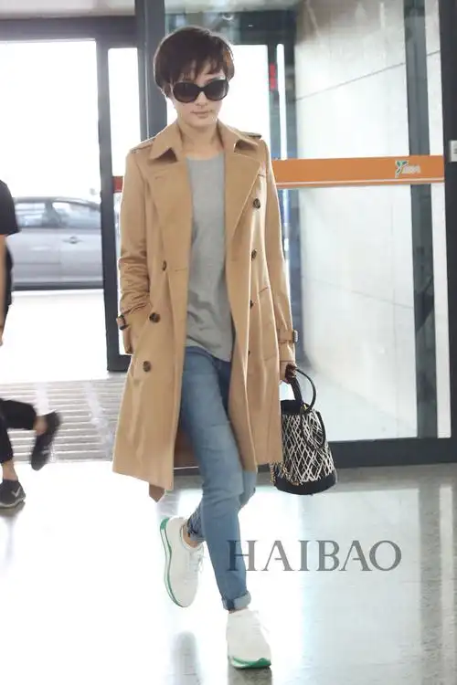 孙俪现身上海浦东机场身着博柏利burber