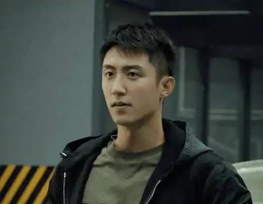 黄景瑜饰演的每个男主都把角色诠释得很透彻,素颜出镜搭配警服也是很