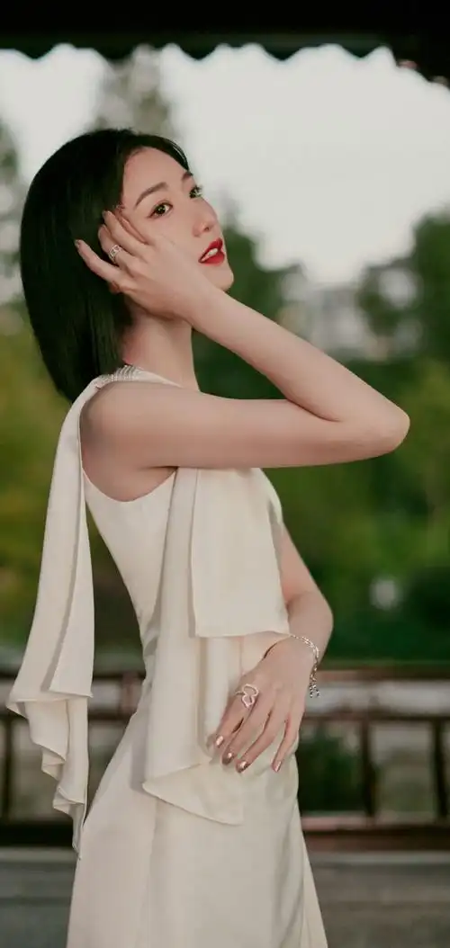 毛晓彤优雅白色礼裙写真壁纸