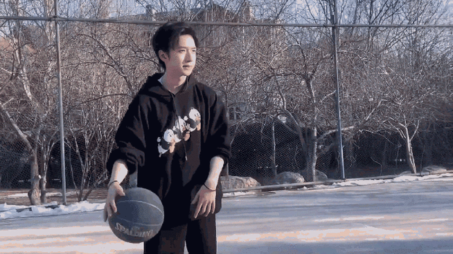 贺峻霖打篮球好帅