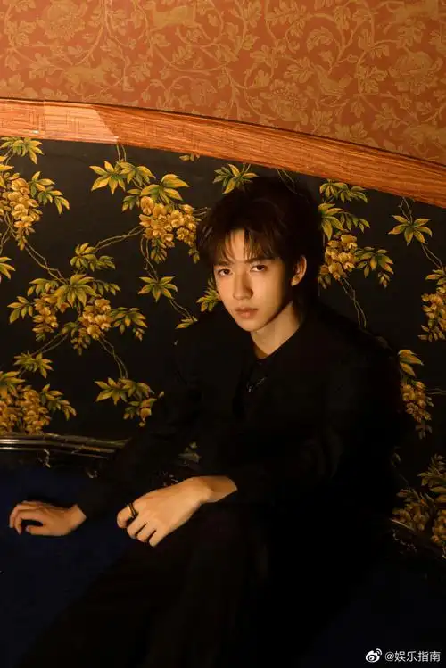 贺峻霖民国小少爷#贺峻霖今日活动造型,黑色衬衫配西装马甲,民国小