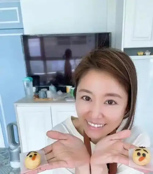 林心如晒5岁女儿给自己扎头发小海豚的化妆技术不错挺像爸爸