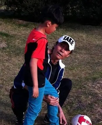 2010首页 滚动新闻  虽然高峰和那英已经分手多年,但是儿子高兴仍然是