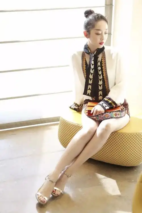 蒋梦婕腿长任性机场随意拍根本不用p图大师操心