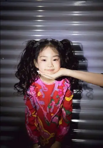 戚薇为女儿庆生6岁lucky扮萌比v俏皮可爱长得太漂亮了