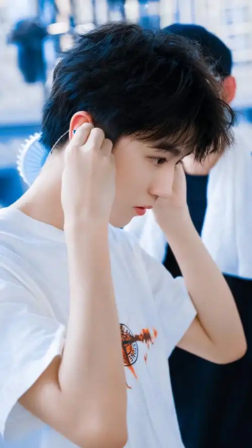 原创王俊凯谈初恋感受初恋对象太可爱不愧是小凯脑回路清奇