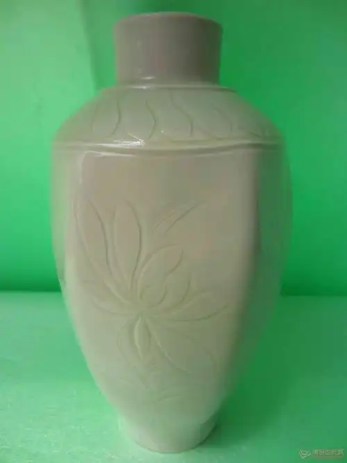 现代瓷 高仿定窑六棱刻花瓶 260 尺寸