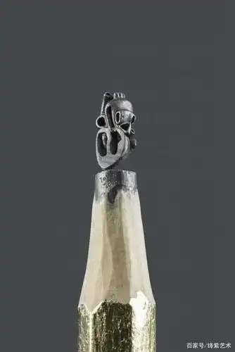 他将笔芯微雕做到极致,作品不足1厘米,需要显微镜才能看清细节