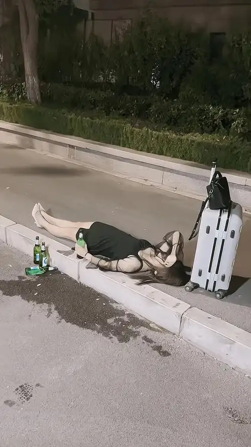 一女子离婚后无家可归,带着行李在路边喝酒,喝醉后便睡在路边_弟弟
