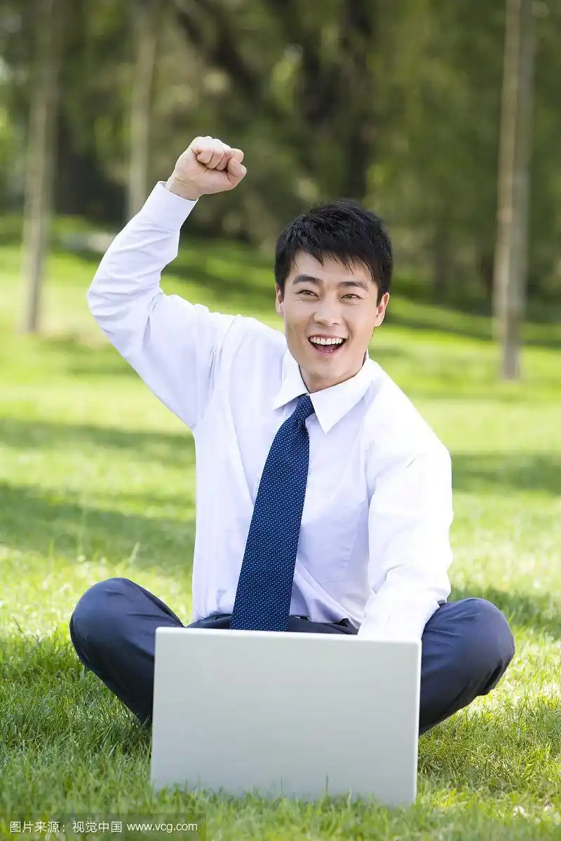 年轻男子振臂欢呼