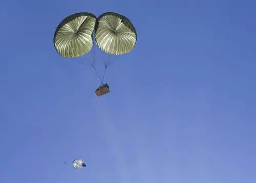 能让空降兵作战能力大幅提升美军进行重装空投演练比俄罗斯差
