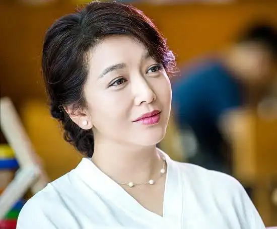 原创53岁江珊近照小15岁男友比靳东还帅女儿长得比她还美