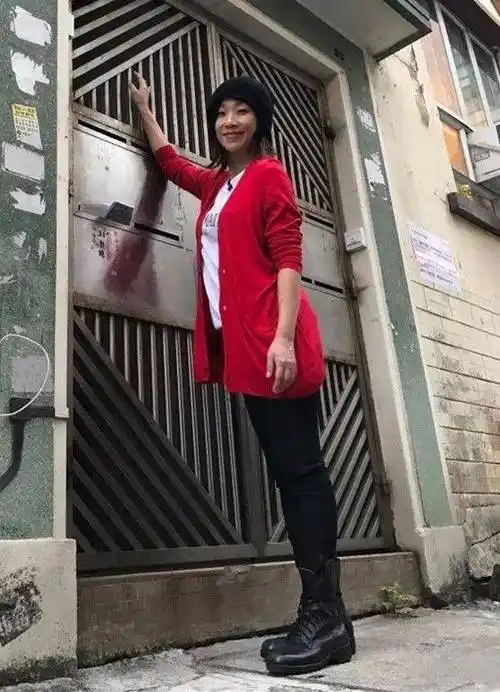 林忆莲晒自拍照,剪超短发又帅又年轻,穿衬衫阔腿裤变洋气奶奶!