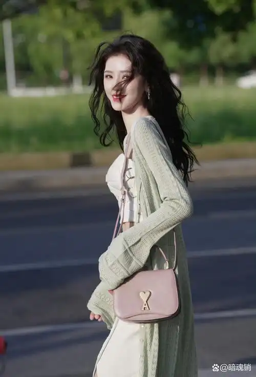 张予曦今日份写真图,白色露肩蕾丝短裙搭配大波浪卷发红唇,真的是太