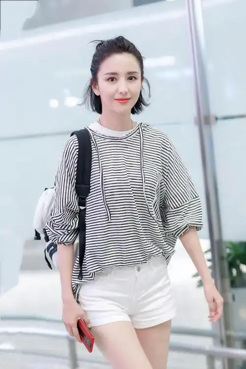 佟丽娅太会玩了把牛仔裤拆了套腰上效果意外显高真时髦