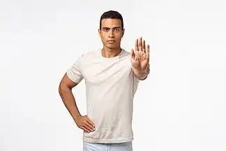 强壮的帅哥在停止动作中拉手,看起来自信而严肃,禁止擅闯, i>要 /i>求