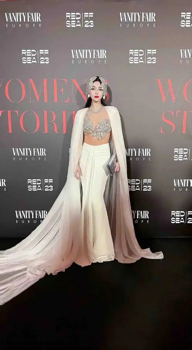 总感觉范冰冰对红毯的审美还停留在十年前,最近复出的一些衣服妆容发