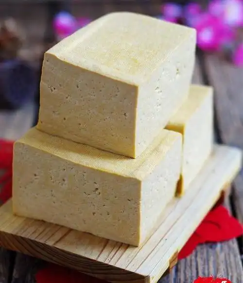 快过年了做块豆腐,现在的卤水豆腐不好买到了,其实自己做很简单