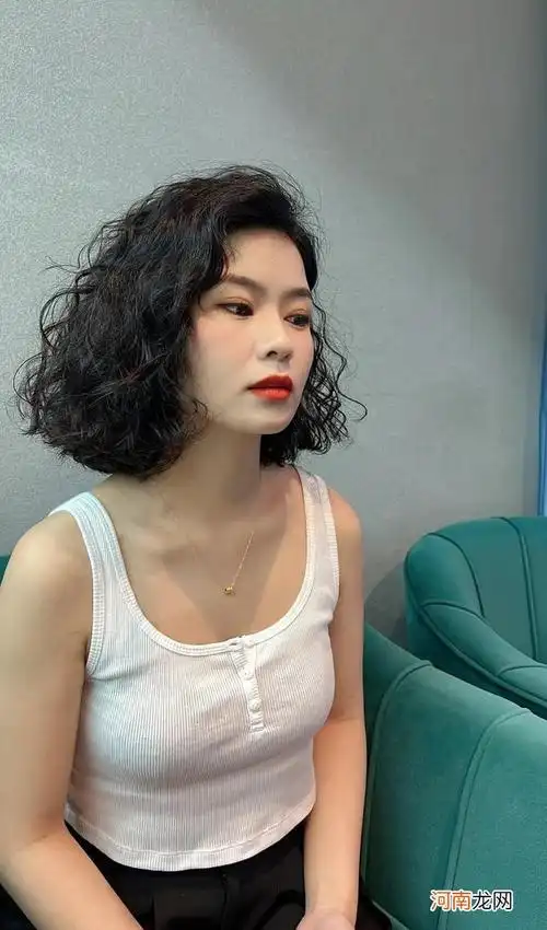 最火女士短发14款 女生短发烫发发型2022