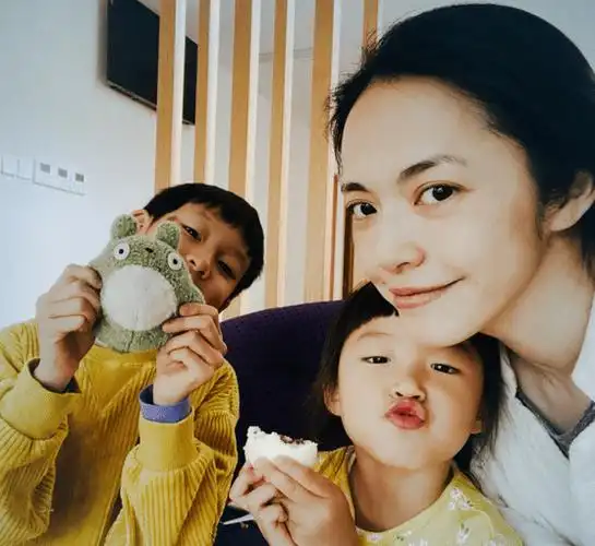 姚晨晒不同年龄照片庆祝42岁生日,15岁时期美得能掐出水来_孩子_事业