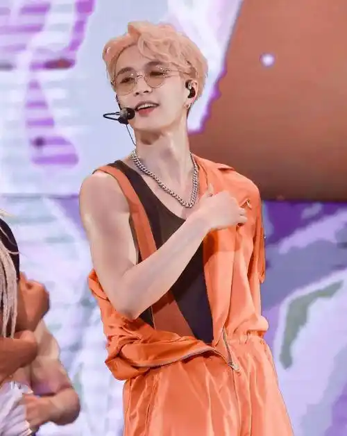 张艺兴长相不优越身材比例虐,但善于营造帅哥的气氛_网友_五官_公司