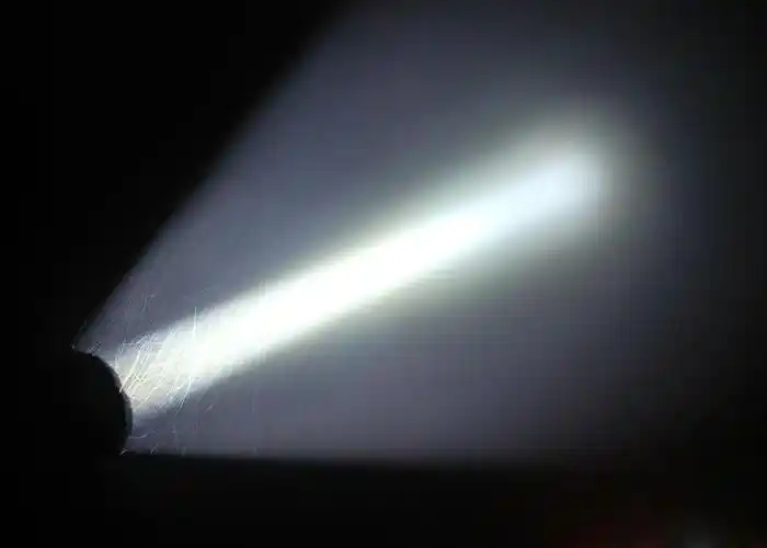 清仓专柜铝合金强光手电筒充电远射手电进口led家用迷你骑行电筒