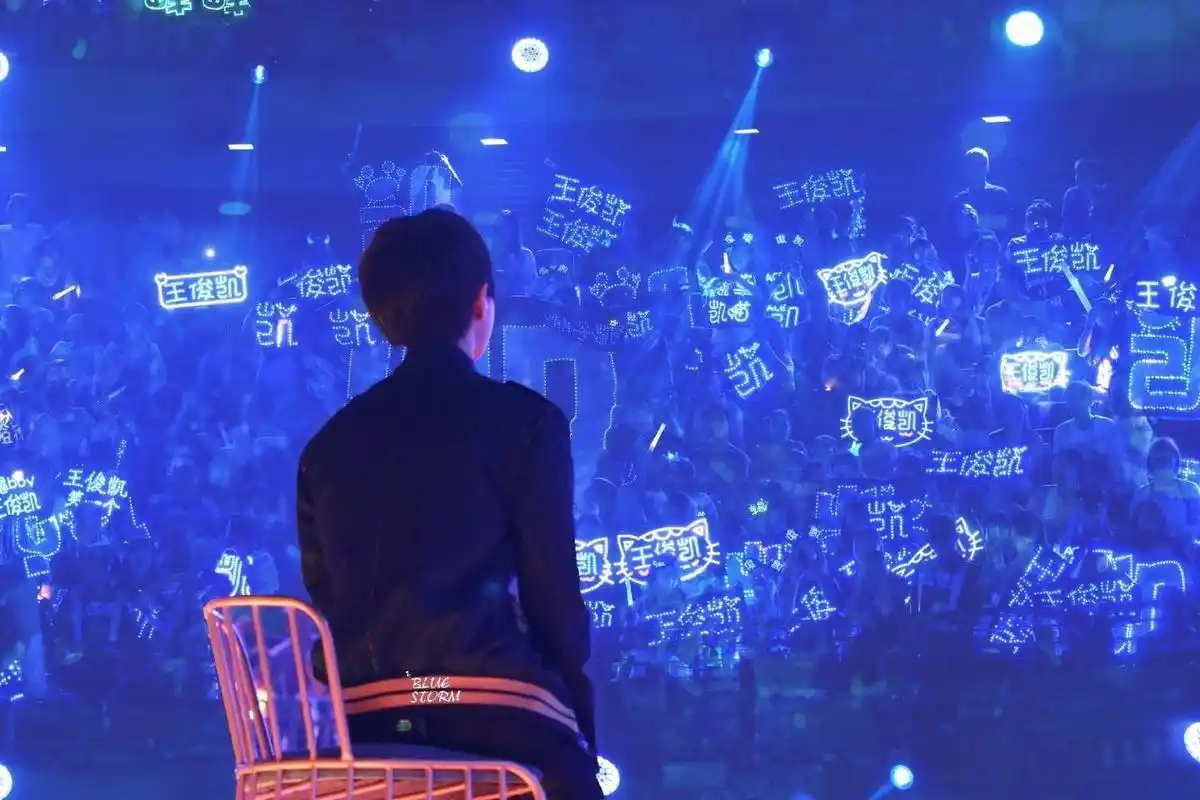 [王俊凯][分享]201121 王俊凯帅气背影图片合集 安全感十足的心动背影