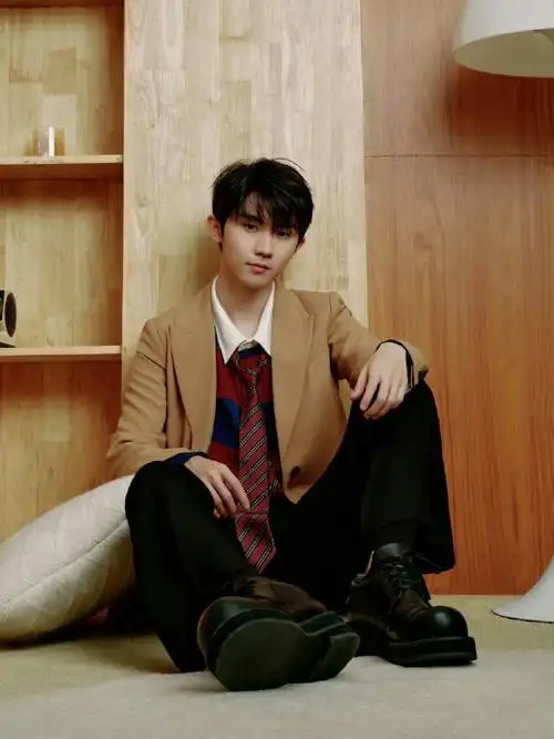 西服外套,百褶裙,黑皮鞋,再搭配同色系领带,是校园感的必备单品.