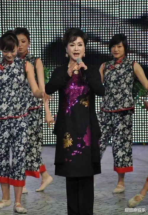 看了女歌手春季穿搭!