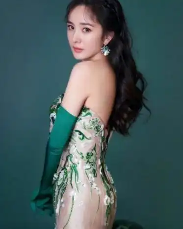 而且审美观已经不再局限于脸部,还包括肩部,背部,身材和身高等方面