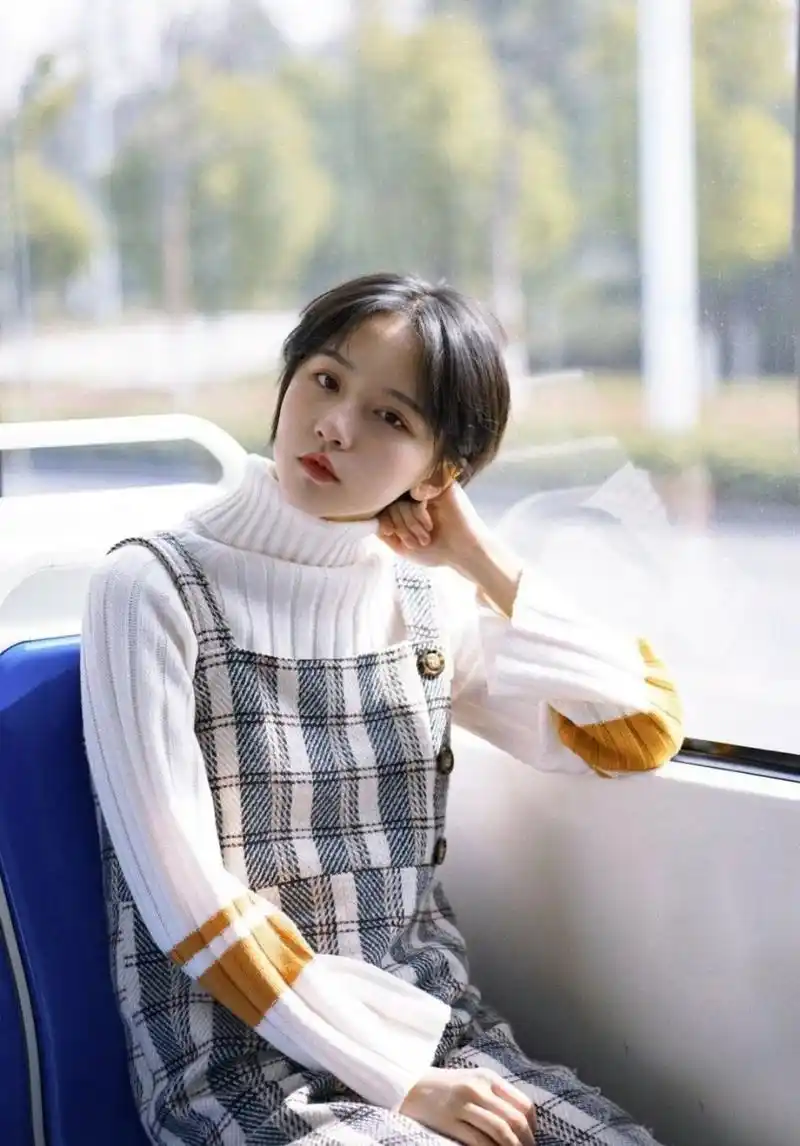 "诸葛大力"成果戏外更清纯,白色半袖配背带裤,简直是宅男杀手