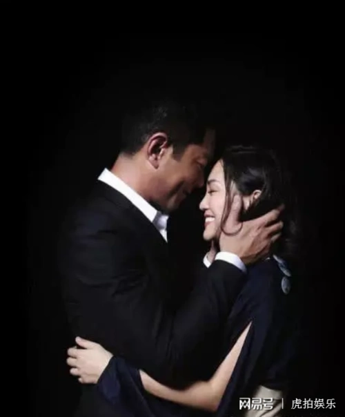 景甜肩带脱落未察觉,古天乐借合照"错位"捂住,网友:好眼福