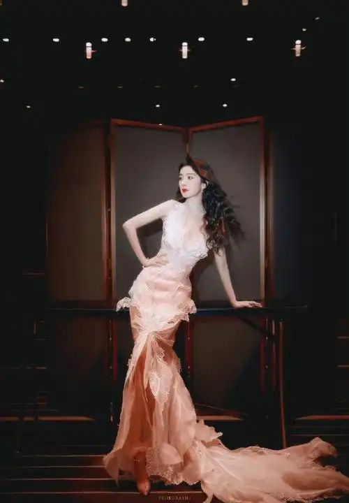 杨幂芭莎蕾丝纱裙造型#杨幂今天时尚芭莎的造型出来之后被网友大呼杀