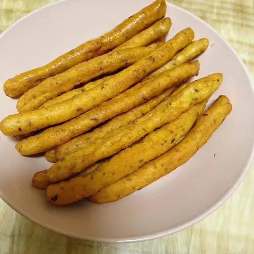 三块钱就能做两盘茴香小油条