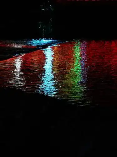 晚上散步,路过河边偶然拍的