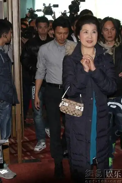 谢霆锋上海赶戏表情严肃 获女助理帮挽袖口