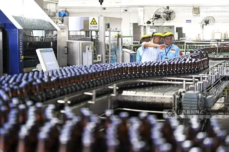 漓泉啤酒生产线忙碌有序,今年5月实现满产.马华斌 摄