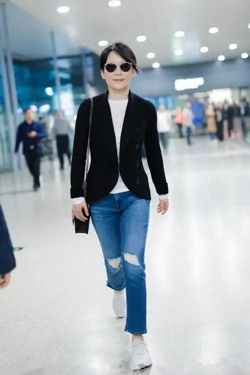 俞飞鸿穿黑色西装配破洞牛仔裤现身 打扮清新自然气质减龄