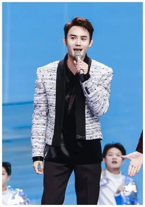 播出9年,8位主演的差距已拉开,真红还是假红一目了然_胡歌_靳东_王凯